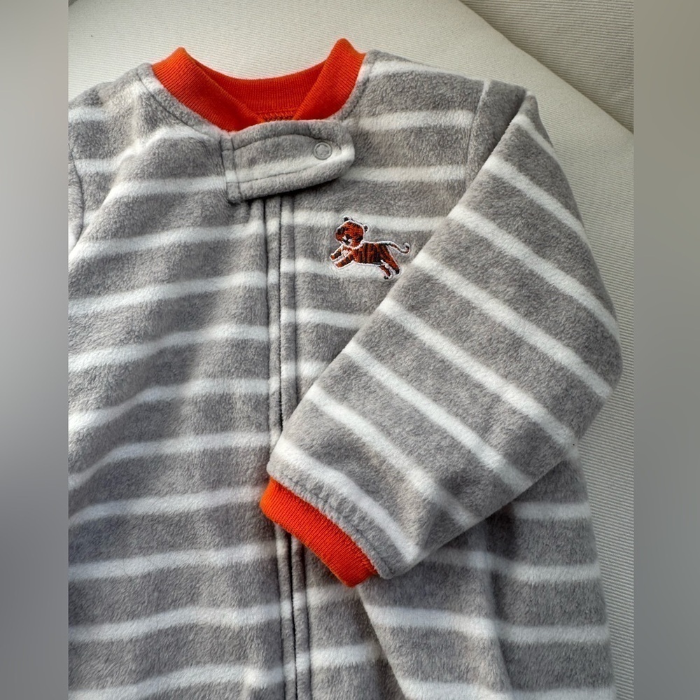 🛑 FINAL SALE Little Me Footed Fleece Pajamas GRAY & White Stripes Tiger Size 9M - Picture 4 of 7